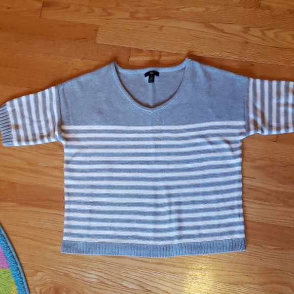 GAP V-Neck Striped Sweater Gray & White Medium